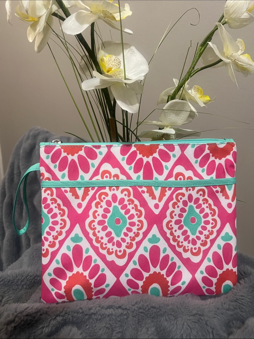 Viv & Lou Pink Beachy Wristlet NWOT